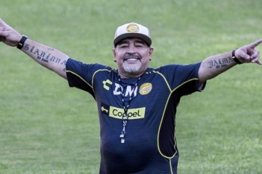 ¿Se quedará en el molde o jugará?: Qué pasará con Maradona en La Plata, en medio de la campaña entre Garro y Saintout