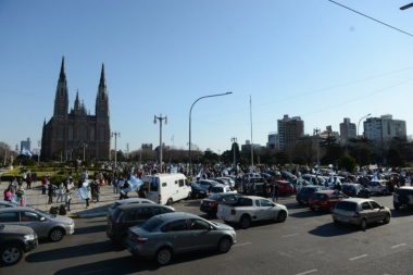 Anticuarentena y otros antis: en La Plata también hubo concentación y bocinazo