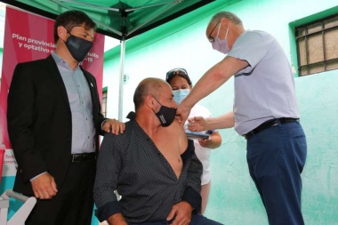 "Es un pinchacito, Mario": Kicillof y Golan vacunaron a Secco
