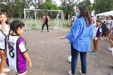 Le advinó el palo: el Gato Sessa le atajó un penal a Ileana Cid en un gran evento solidario en Barrio Malvinas