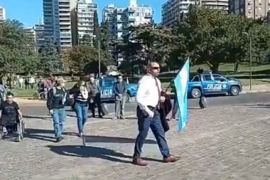 Un hincha del Covid batió todos los récord: "Le acerqué un imán a mi mamá y se le quedó pegado"