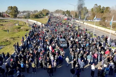 Los trabajadores de Astillero cortan la Autopista y marchan al centro de La Plata