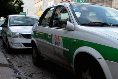 Habrá que ver quién se queda con el negocio: los taxis platenses podrán llevar publicidad pero no de políticos, ni de bebidas alcohólicas ni cigarrillos
