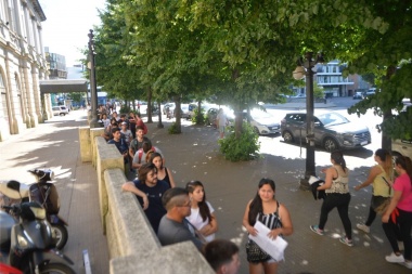Largas colas ante la oferta para trabajar este verano en la Repu