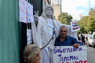 Biblia y calefón: la Estatua que apoya a Arias se encadenó en la Gobernación junto a un ex funcionario de Bruera