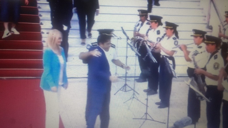 La Banda de Policía recibió a Kicillof con música de Los Redondos y hubo pogo en las redes