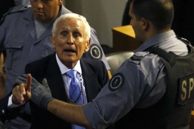 El siga-siga de la burocracia: recién ahora se avivaron que Echecolatz seguía siendo policía