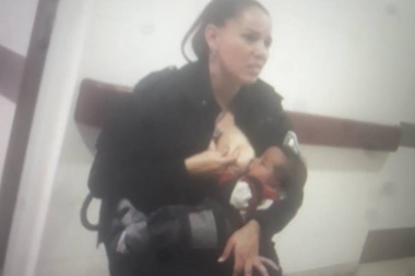 Lo escuchó llorar y no dudó: la foto de la mujer policía que emociona en las redes sociales