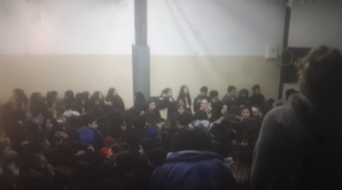 En un colegio platense hay rebelión por el despido de un profesor