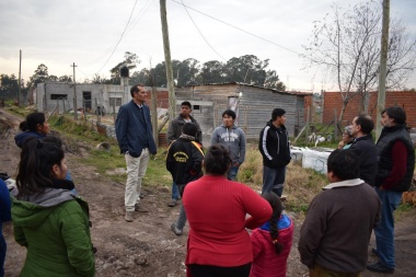 "No entran ni las ambulancias": Escudero sigue caminando los barrios caídos del mapa