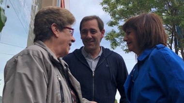 Bajo un cielo amenazante, Garro timbrea por el barrio Parque Saavedra junto a la Pato Bullrich
