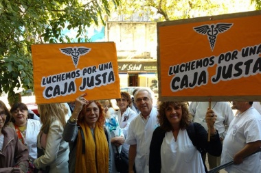 Hotel 5 estrellas, jubilaciones estrelladas: "Se va a acabar esa manera de chorear", fue el hit en la tensa asamblea de la Caja de Médicos