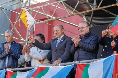 Con la platense Saintout y el berissense Cagliardi en el palco, Secco cerró con un desfile los festejos por el 218 aniversario de Ensenada