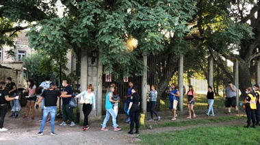 Largas colas y desilusión en la entrega de alimentos en iglesias pero se repartieron 25 mil bolsas