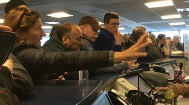 No les dan ni un vaso de agua: Aerolíneas Argentinas tiene a cientos de argentinos y varios platenses hace tres días varados en aeropuerto de Nueva York