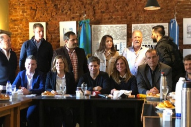 Con los cinco quieren ser en La Plata, Kicillof inauguró local en 9 y 51