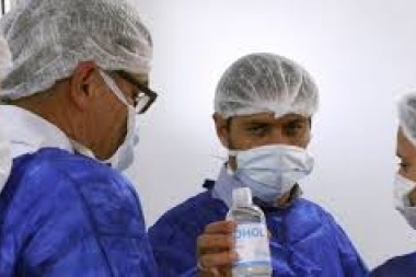 Anduvo por un hospital donde se contagiaron médicos y enfermeros: le harán pruebas a Kicillof pero por ahora no irá a aislamiento