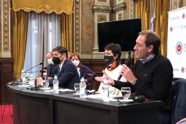 En la reunión con Kicillof, Garro dijo que el comportamiento de La Plata ha sido "ejemplar como sociedad"
