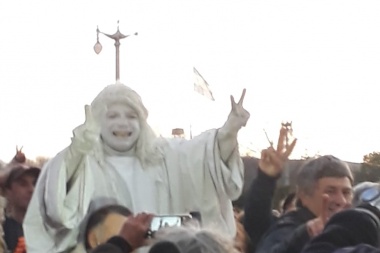 La estatua sigue de gira y ahora convoca a bailar la cumbia "Si vos querés" en Berisso