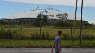 Las cosas por su nombre: el viento volvió a rajar el toldo del mal llamado estadio único