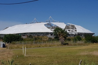 Hay caraduras que le siguen llamando"techo": el toldo del Estadio Provincial alcanzó el nivel gruyere