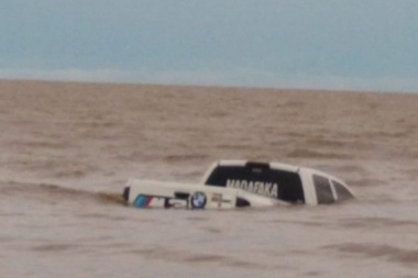 Camioneta 4 x 4, inteligencia 0 x 0: se metió a la playa en Berisso y lo tapó el agua