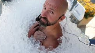 Le quedó como un maní: para batir un récord, un austriaco estuvo dos horas y media sumergido en hielo