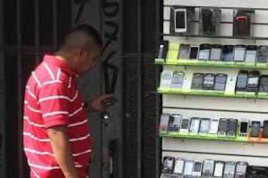 Se roban 160 teléfonos celulares por hora y piden medidas para frenar la venta de usados