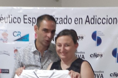 Cena solidaria de la ONG Rinascere: subastaron camisetas de la Selección, Gimnasia y Boca firmadas por Diego