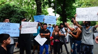 Por una protesta de vecinos de Los Hornos y Villa Elvira, en el entorno de Berni le apuntan al secretario de Seguridad de Garro