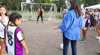 Le advinó el palo: el Gato Sessa le atajó un penal a Ileana Cid en un gran evento solidario en Barrio Malvinas