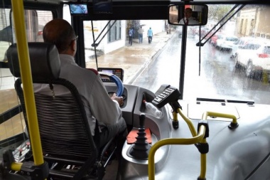 Aprobaron una ordenanza que obliga a los colectiveros a ser solidarios cuando llueve