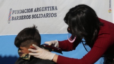 Peluqueros y peluqueras van a los barrios populares a cortar gratis: cortate el pelo, cabezón