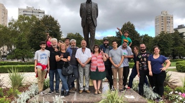 Radicales que no se fuman a Macri hicieron su propio homenaje a Alfonsín en Plaza Moreno