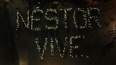 Con un acto multitudinario y un mensaje de luces en el cielo, el kirchnerismo de la Región recordó a Néstor en Ensenada