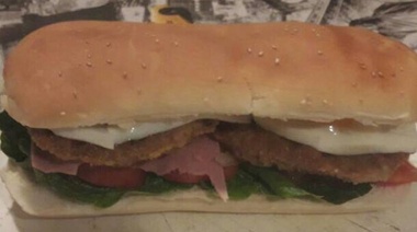 Para engañar el estómago nomás: licitan la compra de 30 mil sánwiches de milanesa para el Encuentro Nacional de las Mujeres