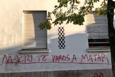 Morón: pintadas con amenaza de muerte al presidente Macri