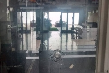 Balearon la sede del PJ La Plata y su presidente dijo que no es la primera vez
