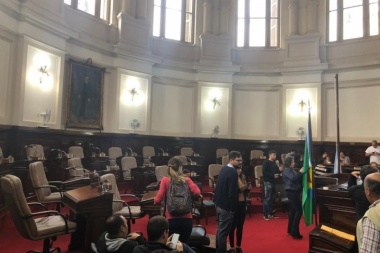 Histórica sesión especial en el Concejo platense: hubo más periodistas que concejales