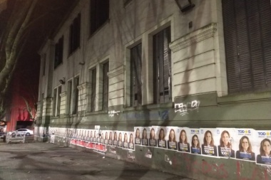 La comunidad educativa del emblemático Colegio Industrial repudió el enchastre con afiches de una precandidata