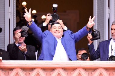Desde el balcón de la Rosada, Maradona gritó: "Macri, nunca más y que se vaya a vivir a Tailandia"