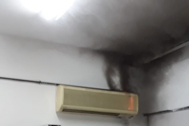 Una falla eléctrica provocó un incendio en el Hospital Rossi: pudieron controlarlo a tiempo