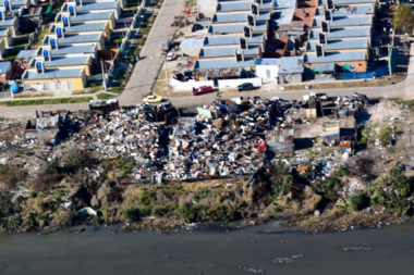 Desde Ensenada denuncian: "La basura de Garro contamina el río de todos"