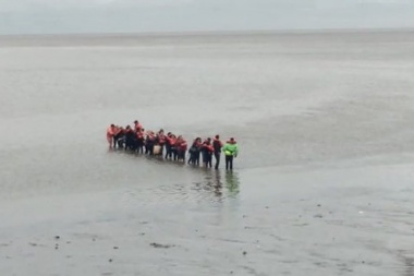 Lo contás y no te lo creen: el barco los dejó de a pié por falta de agua en el río