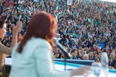 Ante una multitud Cristina zamarreó a Milei y pidió no discutir pelotudeces: Alak reclamó que Kicillof lidere al peronismo