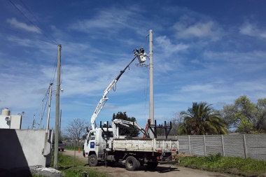 Que no se corte: arrancó la ampliación de la red eléctrica para Parque Sicardi y Villa Garibaldi