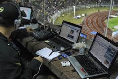 Las radios con cabinas al aire libre y otras medidas para poder cubrir partidos de fútbol
