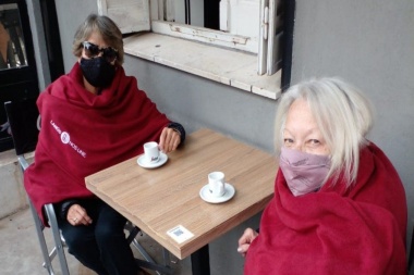 Cafecito y frazadita: gastronómicos de Lanús entregan mantas para los clientes que ocupen las mesas de afuera