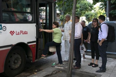 El servicio seguirá siendo una peste, pero habrá alcohol en gel en los micros de La Plata