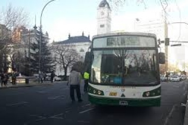 Dos líneas de micros paran por brutales asaltos a choferes en La Plata